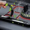 Schwarze und rote Auto-Armaturenbrett-Matte mit Handyhalter und Parkscheibe, mit einer Hand, die ein Teil einstellt Náhľad obrázku produktu