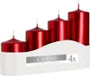 Four red metallic pillar candles of varying heights are displayed in a white cardboard holder against a white background. Voir les images du produit
