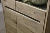 Vitrine BELLANO Viking Oak Nature mit LED, Detail der Schubladen und Türen in heller Holzoptik. Produktbild-Vorschau