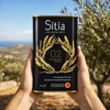 Sitia Premium Gold Olivenöl 1 L Kanister in zwei Händen gehalten Produktbild-Vorschau