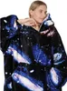 Frau trägt einen schwarzen, blauen und lila Galaxie-Muster übergroßen Hoodie-Decke mit großer Vordertasche Produktbild-Vorschau