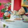 A child is playing with a Spider-Man action figure on a table. Produktbild-Vorschau