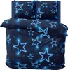 A dark blue duvet cover and pillowcases with a neon blue star pattern. Produktbild-Vorschau