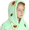 Kind trägt eine hellgrüne Kuscheldecke mit Kapuze und Avocado- und Blattmuster, Blick nach rechts Produktbild-Vorschau