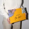 A person is holding a product box. Produktbild-Vorschau