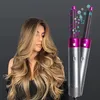 Silberne und magentafarbene Haarstylingbürste mit Druckknopf, gezeigt neben einer Frau mit langen welligen blonden Haaren Voir les images du produit
