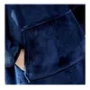 Close-up of a hand in the pocket of a dark blue hooded blanket. Anteprima dell’immagine prodotto