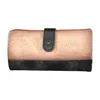 A top-down view of a wallet on a white background. Anteprima dell’immagine prodotto