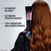 A person holding a Redken hair product with text highlighting its benefits. Anteprima dell’immagine prodotto