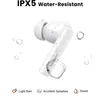 A white wireless earbud with water droplets around it, indicating water resistance. Anteprima dell’immagine prodotto