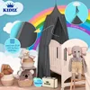 A nursery scene featuring a crib with a dark gray canopy, stuffed animals, and a storage bag. Produktbild-Vorschau