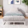 Minimalistisches weißes Metallbett mit modernem, funktionalem Design. Produktbild-Vorschau
