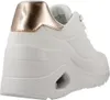 A close-up, rear-side view of a white Skechers sneaker with gold accents. Voir les images du produit