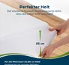 A person's hands are shown stretching a white fitted sheet over a mattress, demonstrating its elasticity and fit. Produktbild-Vorschau