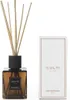 A glass diffuser bottle with reeds and its packaging box, both on a white background. Anteprima dell’immagine prodotto
