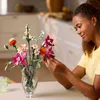 LEGO Botanicals Schöner Rosafarbener Blumenstrauß - Produktbild-Vorschau 8