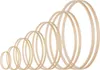 A set of wooden rings of varying sizes arranged in a diagonal line, increasing in size from left to right, against a white background. Produktbild-Vorschau