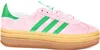 A side view of a pink Adidas Gazelle Bold W sneaker with green accents and a stacked platform sole. Produktbild-Vorschau