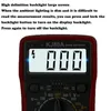 A close-up of a digital multimeter with its screen illuminated and text describing its backlight feature. Produktbild-Vorschau