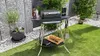 Der Unold BBQ-Stand-/Tischgrill Jimmy grillt Fleisch, Mais und Gemüse auf einer Terrasse. BBQ-Saucen Anteprima dell’immagine prodotto