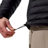 Detailaufnahme der Hybrid-isolierten Ridge-Nomad Jacke von Berghaus; zeigt eine Hand; die den Kordelzug am Saum anpasst. Produktbild-Vorschau
