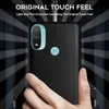 A hand holding a black phone case with a Motorola logo. Produktbild-Vorschau