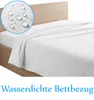 A white duvet cover is shown on a bed with a wooden headboard. A close-up inset shows water droplets on the fabric, highlighting its waterproof feature. Produktbild-Vorschau