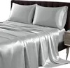 Silbernes Satin-Bettwäscheset mit zwei Kissenbezügen, über ein Bett mit dunkelbraunem Kopfteil drapiert Produktbild-Vorschau