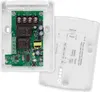 The image shows the internal components of a thermostat, including the circuit board and wiring terminals, with a diagram on the inside of the cover. Voir les images du produit