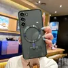 A person is holding a green phone case with a magnetic ring on the back, in what appears to be a cafe or restaurant setting. Anteprima dell’immagine prodotto