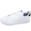 A white Adidas Advantage sneaker with navy accents is shown against a white background. Produktbild-Vorschau