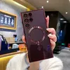 A person is holding a phone case with a phone inside, in what appears to be a cafe or restaurant setting. Náhled obrázku produktu