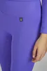 Close-up of a person wearing purple ribbed leggings and a matching long-sleeved top. Produktbild-Vorschau