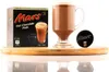 A box of Mars hot chocolate pods, a glass of hot chocolate, and a single pod are arranged on a wooden board. Voir les images du produit
