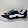 A pair of Vans Knu Skool sneakers shown from the side against a neutral background. Voir les images du produit