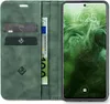 A green flip-style phone case with card slots and a smartphone displaying the time and date. Produktbild-Vorschau