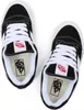 A top-down view of a pair of black and white Vans sneakers. Voir les images du produit