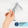 A hand is shown operating a faucet handle, demonstrating its smooth operation. Voir les images du produit