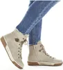A person wearing blue jeans and beige high-top sneakers. Voir les images du produit