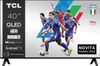 A television screen displaying a soccer game with Italian players, along with product specifications and marketing text. Voir les images du produit
