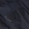 Detailansicht der Rückseite der Berghaus Mtnguide Hyperalphashelljacke; zeigt eine schwarze; glatte Fläche ohne sichtbare Nähte. Produktbild-Vorschau