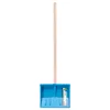 A blue snow shovel with a wooden handle against a white background. Anteprima dell’immagine prodotto