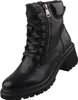 Das Bild zeigt einen schwarzen Stiefel der seitlich betrachtet wird. Der Stiefel hat eine glatte Oberfläche und eine robuste sole. Produktbild-Vorschau