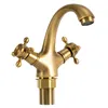 A close-up studio shot of a brass kitchen faucet. Podgląd zdjęcia produktu