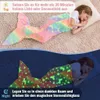 Regenbogen-Meerjungfrau-Schwanzdecke mit Einhorn- und Sternmustern, gezeigt an einem schlafenden Kind bei Tageslicht und im Dunkeln leuchtend Produktbild-Vorschau