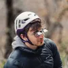 Kletterer trägt die "Clip Up" Sicherungsbrille von YY Vertical; während er einen Helm und eine Jacke trägt. Podgląd zdjęcia produktu