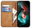 A brown leather flip case for a smartphone, with a credit card and euro banknotes inserted. Anteprima dell’immagine prodotto