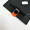A close-up view of the back of a black square LED light fixture, showing a spring-loaded clip mechanism with an orange plastic pull tab. Anteprima dell’immagine prodotto