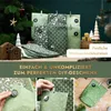 A collage of images showing green paper advent bags with Christmas tree and snowflake patterns, some with numbers on them, and a Christmas tree in the background. Anteprima dell’immagine prodotto