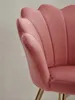 Perspektivische Ansicht des Design-Stuhls, die das Zusammenspiel von weichem rosa Samtbezug und glänzend goldenen Beinen unterstreicht._#sku_BARWL6.284# Produktbild-Vorschau